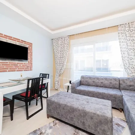 Business-Friendly Flat Close To The Beach With A Sleek Interior Design In Konyaalti Daire *