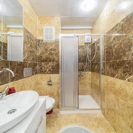Business-Friendly Flat Close To The Beach With A Sleek Interior Design In Konyaalti Antalya